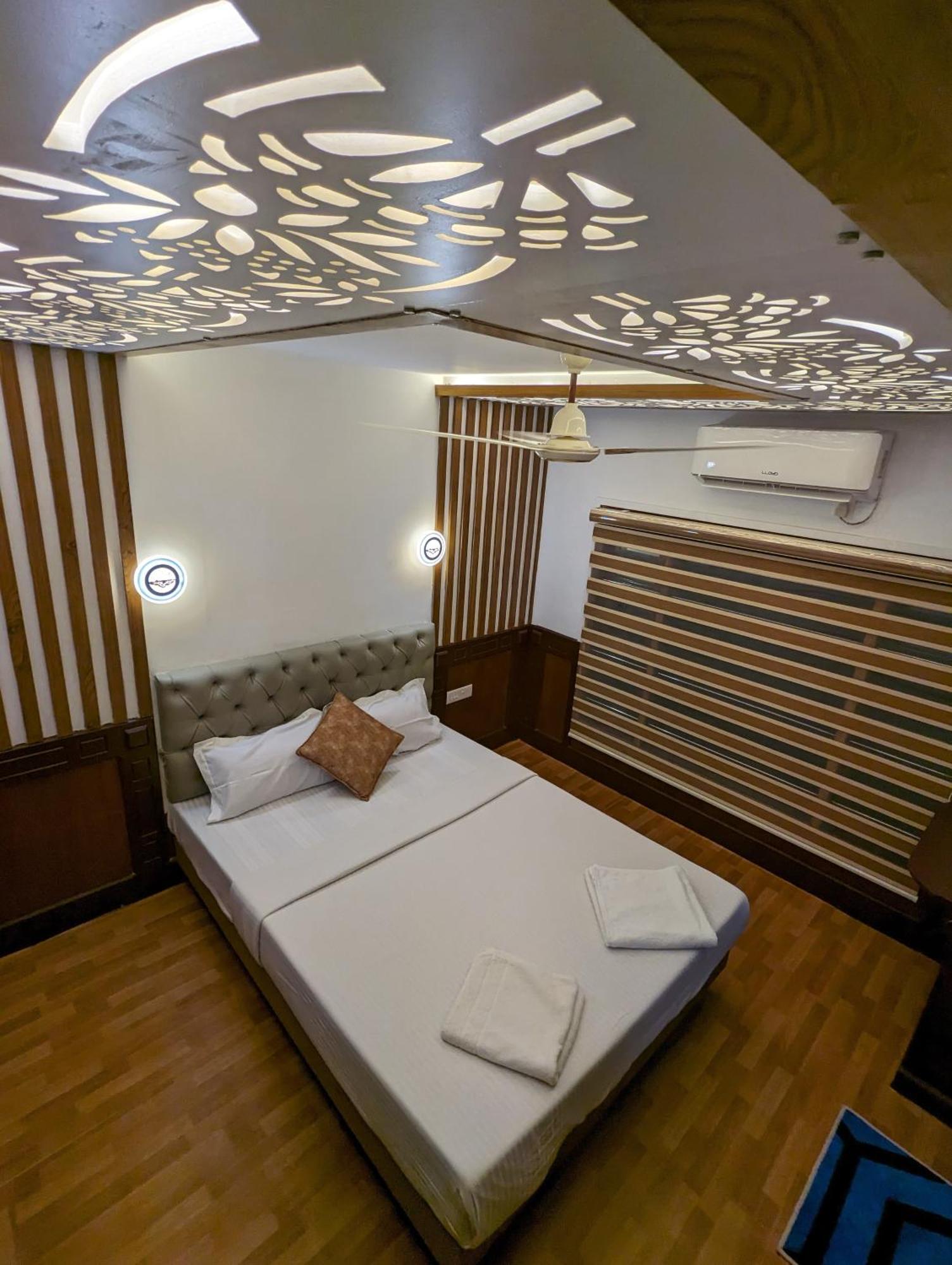 Grand Villa Houseboat คุมาราคม ภายนอก รูปภาพ