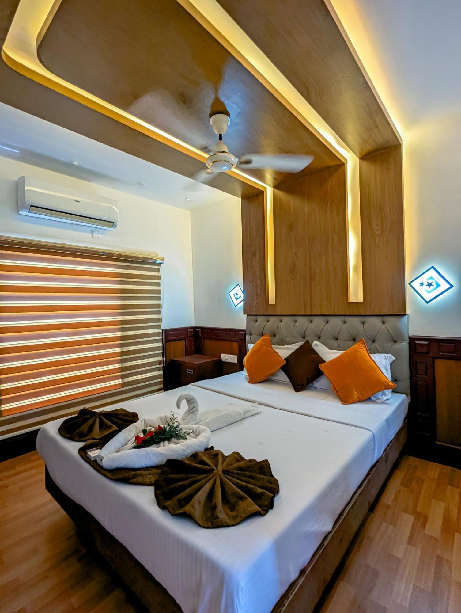 Grand Villa Houseboat คุมาราคม ภายนอก รูปภาพ