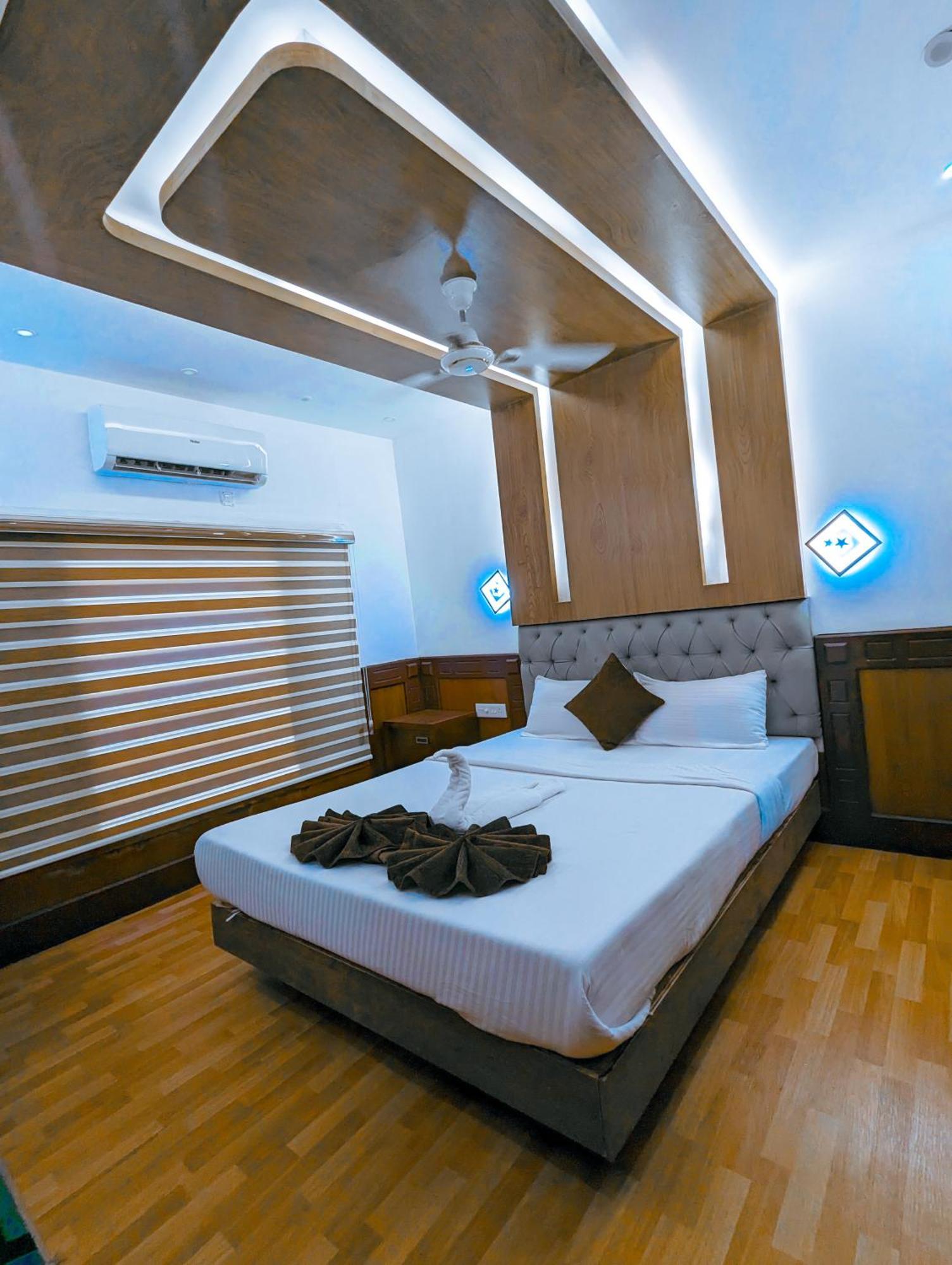Grand Villa Houseboat คุมาราคม ภายนอก รูปภาพ