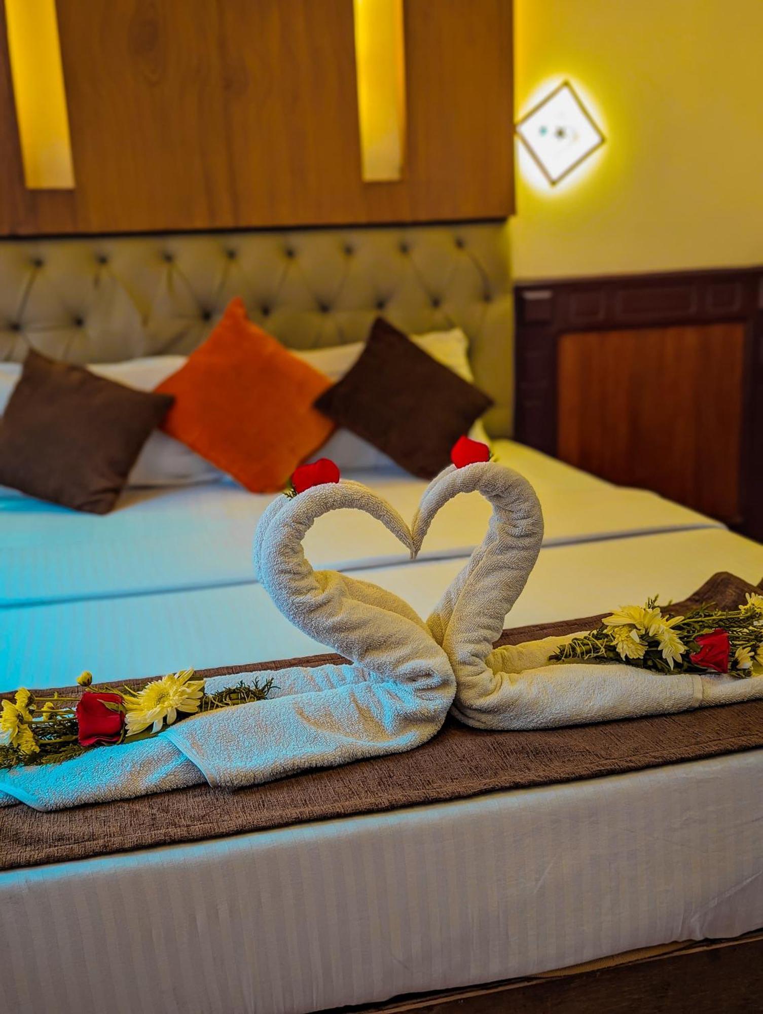 Grand Villa Houseboat คุมาราคม ภายนอก รูปภาพ