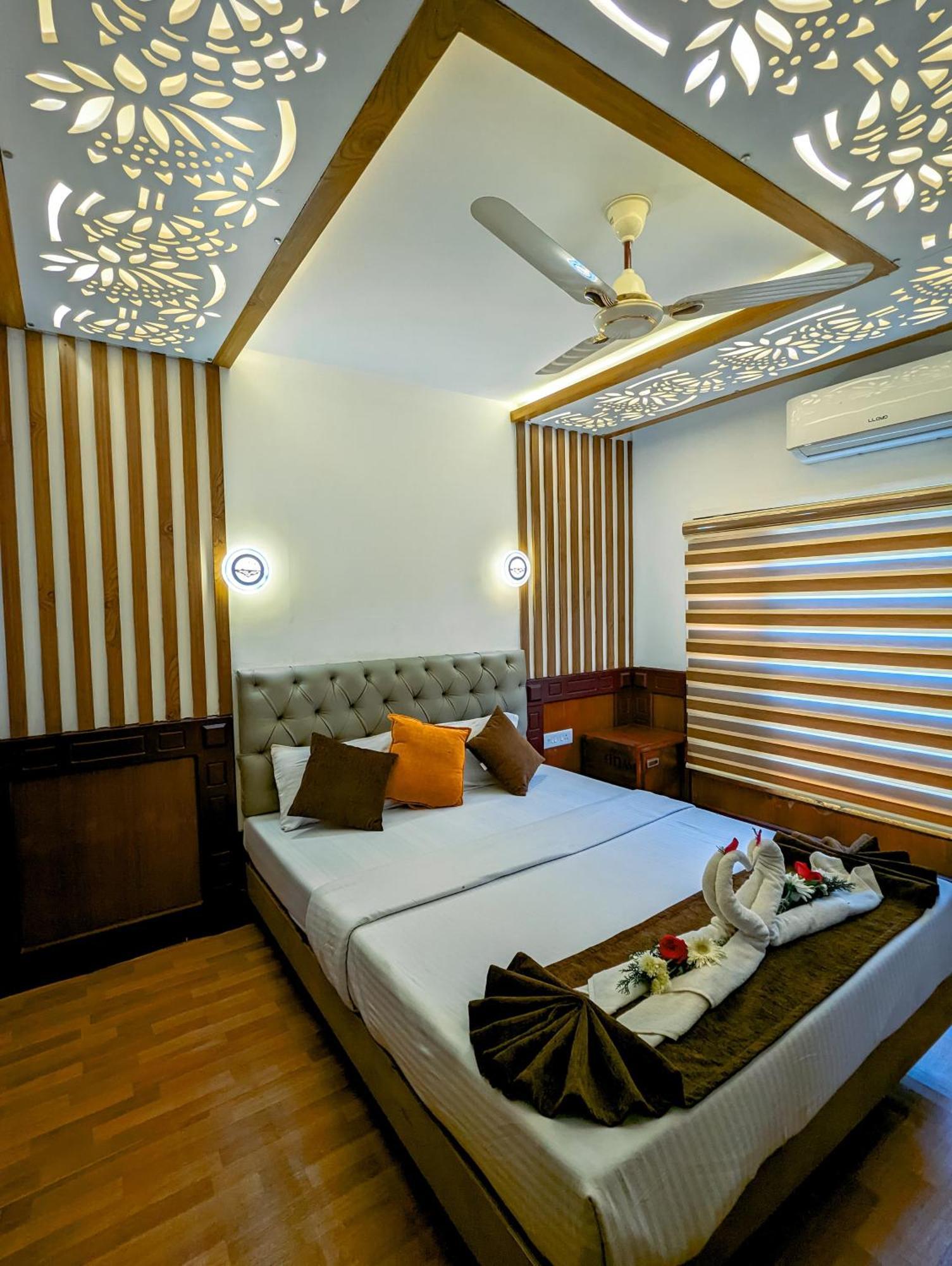 Grand Villa Houseboat คุมาราคม ภายนอก รูปภาพ