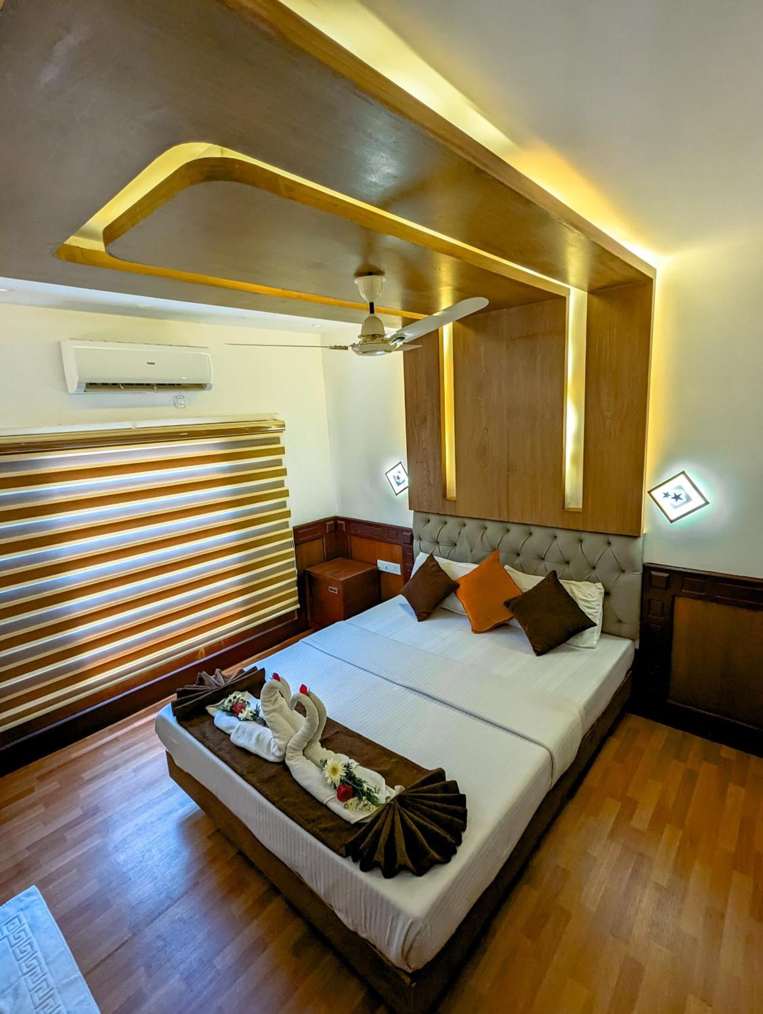 Grand Villa Houseboat คุมาราคม ภายนอก รูปภาพ